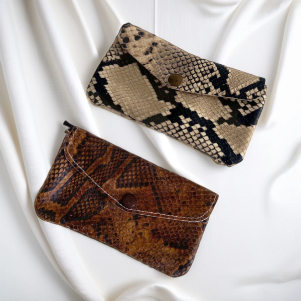 Cartera animal print con estampado de serpiente marrón - Imagen 2