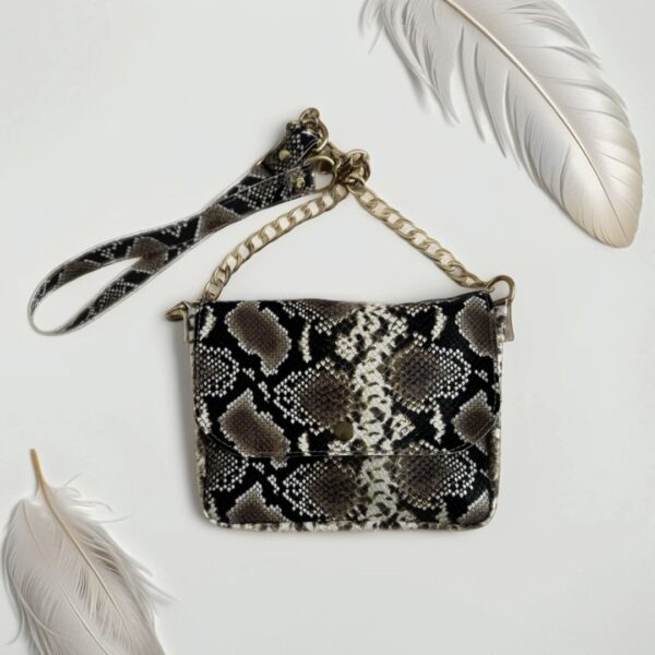 Bolso animal print con estampado de serpiente gris y detalles dorados - Imagen 2
